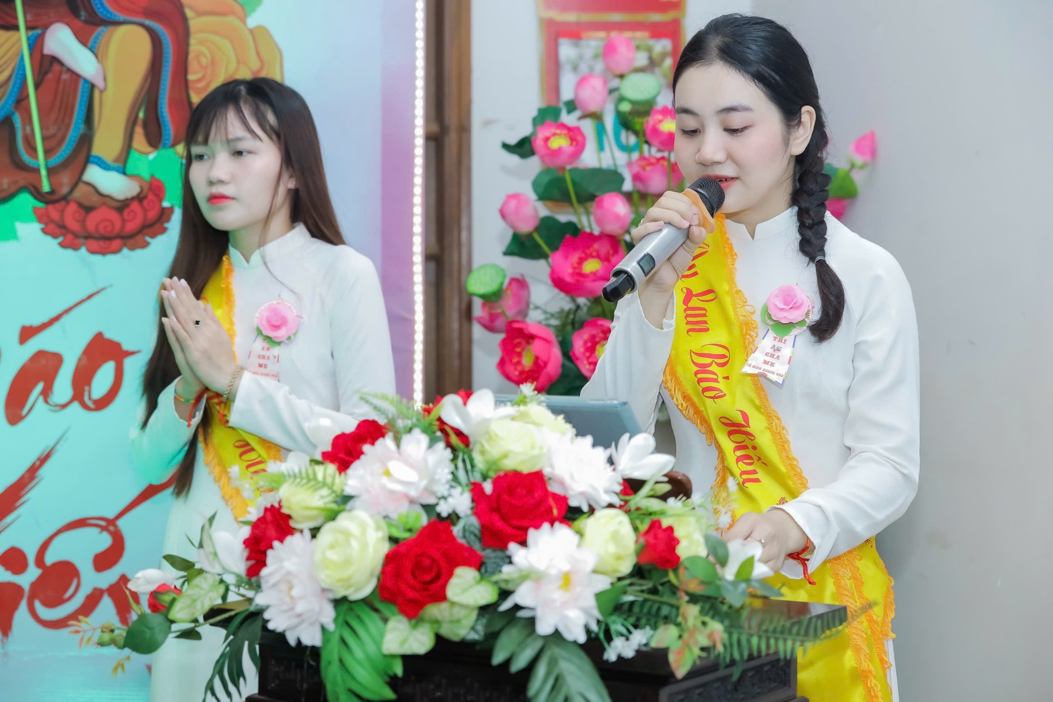 Bài thơ “Ý nghĩa cài hoa hồng” được nhân viên Măng Travel diễn đọc kết hợp hát, lan tỏa cảm xúc sâu lắng. 