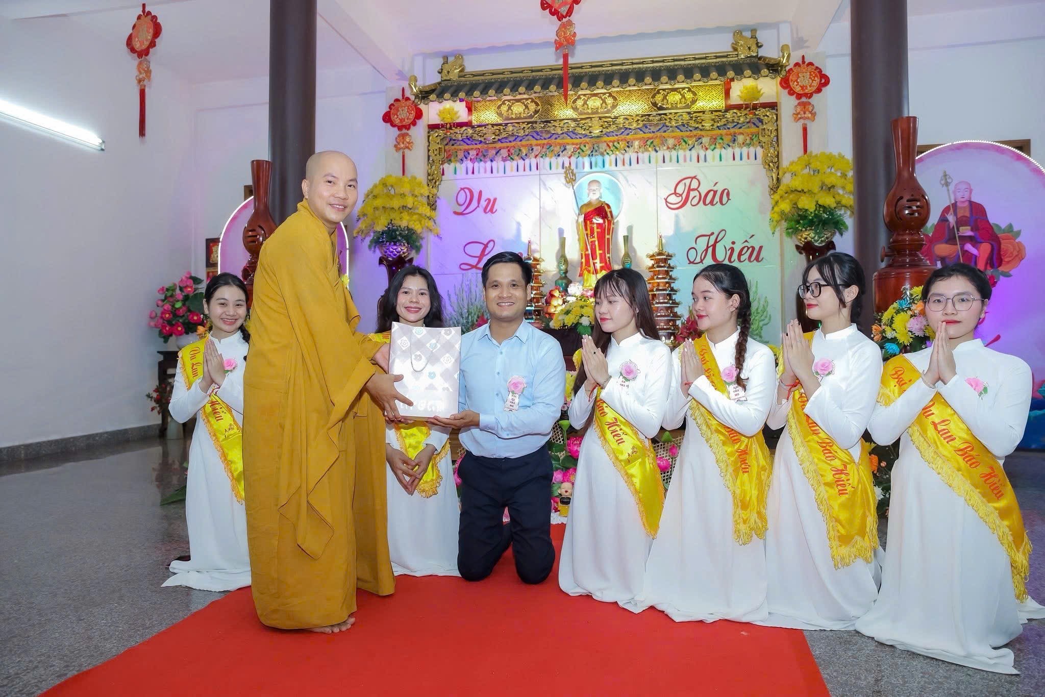 Thầy Đồng Ngữ - đại diện chùa Quang Hoa tri ân tập thể Măng Travel