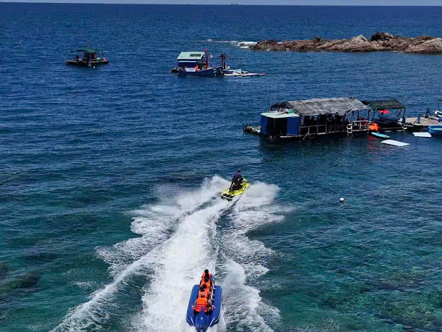 Du khách di chuyển đến bè nổi tại Quy Nhơn