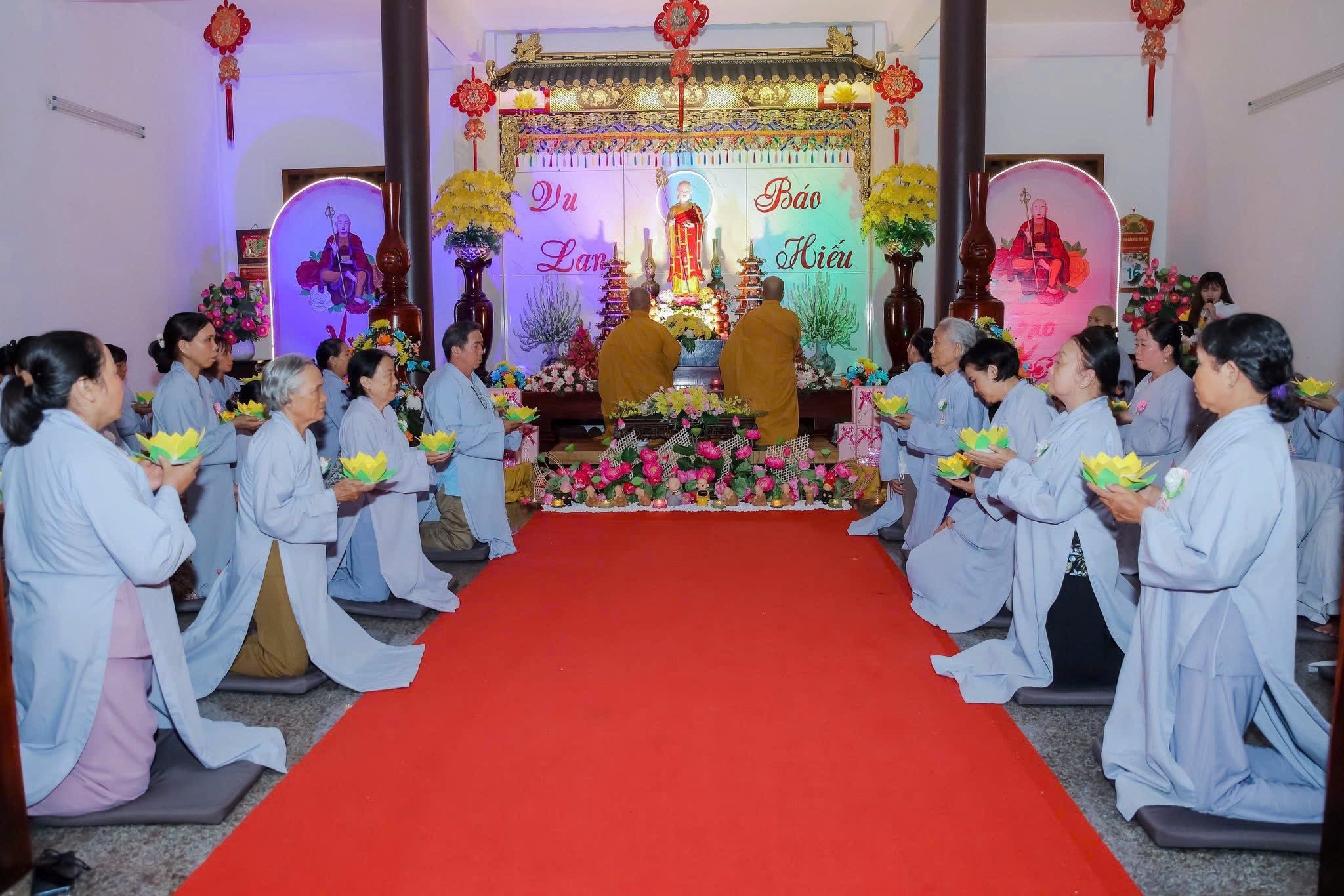 Những ngọn đèn hoa sen được thắp sáng lung linh cả không gian